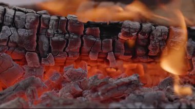 Uçan kıvılcımlı kızgın közlerin Süper Yavaş Hareketi. Yüksek Hız Sinema Kamerası 'nda 1.000 fp' de çekilmiştir.