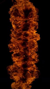 Yanan Alevlerin Süper Yavaş Çekimi Siyah Arkaplanda izole edildi. 1000 FPS 'te Yüksek Hız Sineması Kamerası' nda çekildi. .