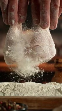 Çiğ Tavuk Bacağına Un ile Vurmanın Süper Yavaş Hareketi. High Speed Cinema Camera 'da çekildi, 1000 fps. Ete Hazırlık Kapanışı