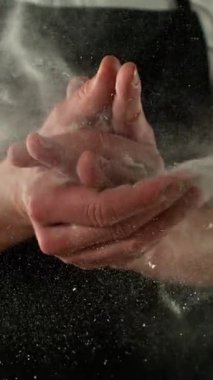 Süper Yavaş Hareket Şefi Unla El çırpıyor. High Speed Cinema Camera 'da çekildi, 1000 fps. Ekmek ya da Pizza Hamuru Hazırlama