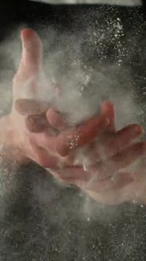 Süper Yavaş Hareket Şefi Unla El çırpıyor. High Speed Cinema Camera 'da çekildi, 1000 fps. Ekmek ya da Pizza Hamuru Hazırlama