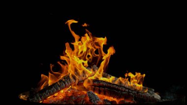 Kamp ateşinin donma hareketi siyah arka planda izole edildi