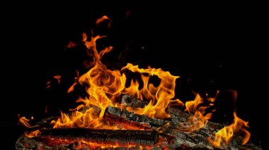 Kamp ateşinin donma hareketi siyah arka planda izole edildi