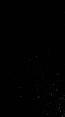 Kara zeminde izole edilmiş, uçan toz parçacıklarının dondurucu hareketi