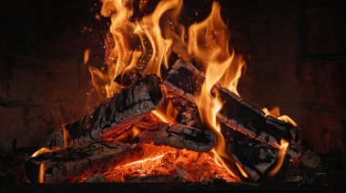 Uçan Kıvılcımlı Sıcak Közler 'in yakın çekimi. Şömineyi ısıtma kavramı