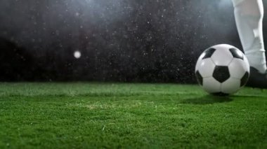 Futbol Futbolcusu Tekmeleyen Futbol Topu, Yağmurlu Hava, Arka planda Sis. 1000 fp 'de Süper Yavaş Hareket. Yüksek Hız Sineması Kamerası 'nda 1.000 fps hızla çekilmiştir..
