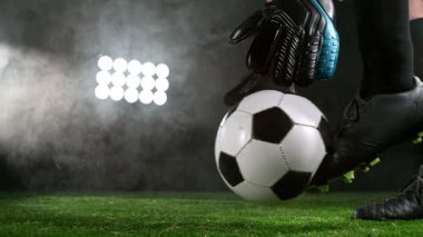 Futbol Futbolcusu Tekmeleyen Futbol Topu, Yağmurlu Hava, Arka planda Sis. 1000 fp 'de Süper Yavaş Hareket. Yüksek Hız Sineması Kamerası 'nda 1.000 fps hızla çekilmiştir..