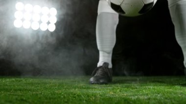 Futbol Futbolcusu Tekmeleyen Futbol Topu, Yağmurlu Hava, Arka planda Sis. 1000 fp 'de Süper Yavaş Hareket. Yüksek Hız Sineması Kamerası 'nda 1.000 fps hızla çekilmiştir..