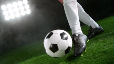 Futbol Futbolcusu Tekmeleyen Futbol Topu, Yağmurlu Hava, Arka planda Sis. 1000 fp 'de Süper Yavaş Hareket. Yüksek Hız Sineması Kamerası 'nda 1.000 fps hızla çekilmiştir..