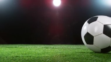Futbol topunun yakın çekimi, yağmurlu hava, arka planda sis. 1000 fps 'de Süper Yavaş Hareket