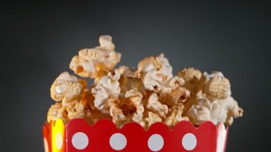 Gradyan Arkaplana Düşen Patlamış Mısır Süper Yavaş Hareketi. Yüksek Hız Sineması Kamerası 'nda 1.000 fps hızla çekilmiştir.