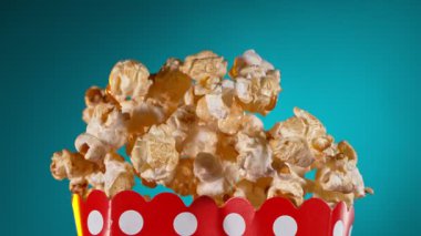 Gradyan Arkaplana Düşen Patlamış Mısır Süper Yavaş Hareketi. Yüksek Hız Sineması Kamerası 'nda 1.000 fps hızla çekilmiştir.