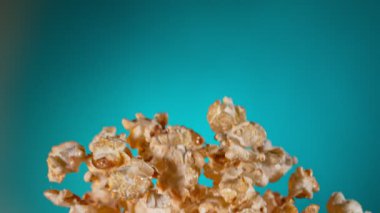 Gradyan Arkaplana Düşen Patlamış Mısır Süper Yavaş Hareketi. Yüksek Hız Sineması Kamerası 'nda 1.000 fps hızla çekilmiştir.