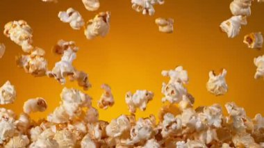 Gradyan Arkaplana Düşen Patlamış Mısır Süper Yavaş Hareketi. Yüksek Hız Sineması Kamerası 'nda 1.000 fps hızla çekilmiştir.