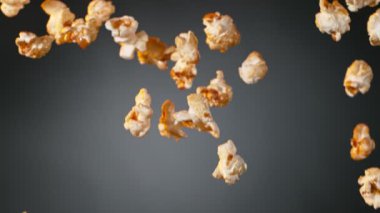 Gradyan Arkaplana Düşen Patlamış Mısır Süper Yavaş Hareketi. Yüksek Hız Sineması Kamerası 'nda 1.000 fps hızla çekilmiştir.