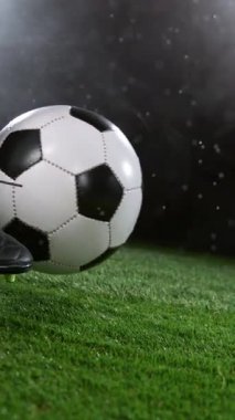 Futbol Futbolcusu Tekmeleyen Futbol Topu, Yağmurlu Hava, Arka planda Sis. 1000 fp 'de Süper Yavaş Hareket. Yüksek Hız Sineması Kamerası 'nda 1.000 fps hızla çekilmiştir..