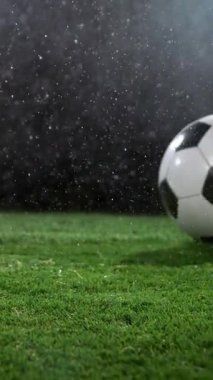 Futbol Futbolcusu Tekmeleyen Futbol Topu, Yağmurlu Hava, Arka planda Sis. 1000 fp 'de Süper Yavaş Hareket. Yüksek Hız Sineması Kamerası 'nda 1.000 fps hızla çekilmiştir..