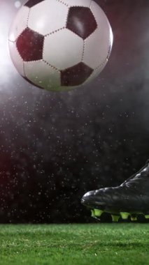 Futbol Futbolcusu Tekmeleyen Futbol Topu, Yağmurlu Hava, Arka planda Sis. 1000 fp 'de Süper Yavaş Hareket. Yüksek Hız Sineması Kamerası 'nda 1.000 fps hızla çekilmiştir..