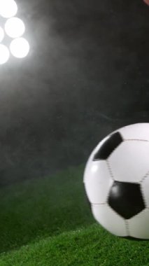 Futbol Futbolcusu Tekmeleyen Futbol Topu, Yağmurlu Hava, Arka planda Sis. 1000 fp 'de Süper Yavaş Hareket. Yüksek Hız Sineması Kamerası 'nda 1.000 fps hızla çekilmiştir..