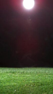 Futbol Futbolcusu Tekmeleyen Futbol Topu, Yağmurlu Hava, Arka planda Sis. 1000 fp 'de Süper Yavaş Hareket. Yüksek Hız Sineması Kamerası 'nda 1.000 fps hızla çekilmiştir..