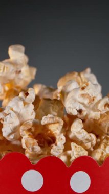 Gradyan Arkaplana Düşen Patlamış Mısır Süper Yavaş Hareketi. Yüksek Hız Sineması Kamerası 'nda 1.000 fps hızla çekilmiştir.