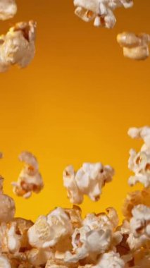 Gradyan Arkaplana Düşen Patlamış Mısır Süper Yavaş Hareketi. Yüksek Hız Sineması Kamerası 'nda 1.000 fps hızla çekilmiştir.