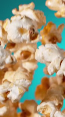 Gradyan Arkaplana Düşen Patlamış Mısır Süper Yavaş Hareketi. Yüksek Hız Sineması Kamerası 'nda 1.000 fps hızla çekilmiştir.