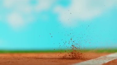 Süper Yavaş Hareket Detaylı Tenis Topu Atışı Clay Court 'a çarptı. Yüksek Hız Sineması Kamerası 'nda 1.000 fps hızla çekilmiştir.