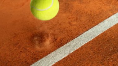 Süper Yavaş Hareket Detaylı Tenis Topu Atışı Clay Court 'a çarptı. Yüksek Hız Sineması Kamerası 'nda 1.000 fps hızla çekilmiştir.
