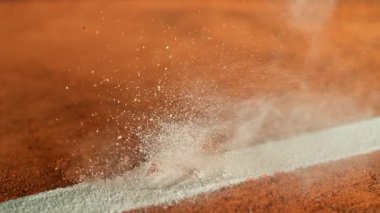 Süper Yavaş Hareket Detaylı Tenis Topu Atışı Clay Court 'a çarptı. Yüksek Hız Sineması Kamerası 'nda 1.000 fps hızla çekilmiştir.