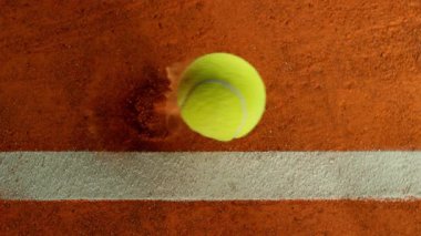 Süper Yavaş Hareket Detaylı Tenis Topu Atışı Clay Court 'a çarptı. Yüksek Hız Sineması Kamerası 'nda 1.000 fps hızla çekilmiştir.