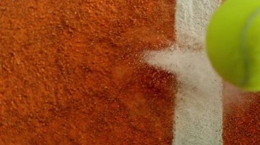 Süper Yavaş Hareket Detaylı Tenis Topu Atışı Clay Court 'a çarptı. Yüksek Hız Sineması Kamerası 'nda 1.000 fps hızla çekilmiştir.
