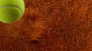 Süper Yavaş Hareket Detaylı Tenis Topu Atışı Clay Court 'a çarptı. Yüksek Hız Sineması Kamerası 'nda 1.000 fps hızla çekilmiştir.