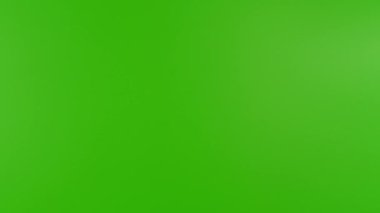 Yeşil Ekran Arkaplanında Dönen ve Vurulan Beyaz Beyzbol Topu. Yüksek Hız Sineması Kamerası 'nda 1.000 fps hızla çekilmiştir.