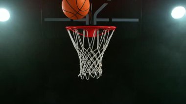 Basketbol topunun sepete vuruşunun süper yavaş çekimi. Yüksek hızlı sinema kamerası, 1000 fps, kamera hareketi.