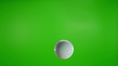 Yeşil Ekran Arkaplanı 'nda dönen ve uçan beyaz golf topu. Yüksek Hız Sineması Kamerası 'nda 1.000 fps hızla çekilmiştir.