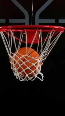 Basketbol topunun sepete vuruşunun süper yavaş çekimi. Yüksek hızlı sinema kamerası, 1000 fps.