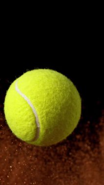 Clay Explosion ile Süper Yavaş Hareket Detaylı Tenis Topu Çekimi. Yüksek Hız Sineması Kamerası 'nda 1.000 fps hızla çekilmiştir.