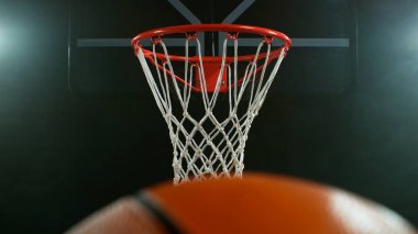 Basketbol topunun potaya vuruşunun hareketsiz hareketi