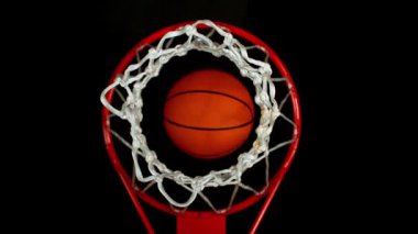 Basketbol topunun potaya vuruşunun süper yavaş çekimi. Yüksek hızlı sinema kamerası, 1000 fps.