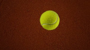 Süper Yavaş Hareket Detaylı Tenis Topu Atışı Clay Court 'a düşüyor. Yüksek Hız Sineması Kamerası 'nda 1.000 fps hızla çekilmiştir.
