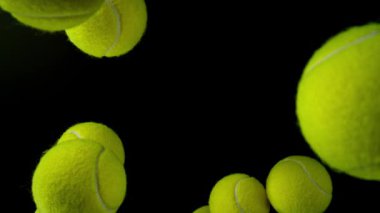 Black Backgorund 'a düşen Tenis Toplarının Süper Yavaş Hareketli Detaylı Çekimi. Yüksek Hız Sineması Kamerası 'nda 1.000 fps hızla çekilmiştir.