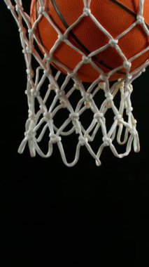 Basketbol topunun sepete vuruşunun süper yavaş çekimi. Yüksek hızlı sinema kamerası, 1000 fps.