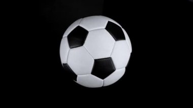 Futbol topunun kameraya düşüşünün süper yavaş çekimi, yukarıdan aşağıya. Yüksek hızlı sinema kamerası, 1000 fps.
