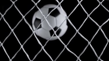 Futbol topunun top ağlarına çok yavaş vurması, yukarıdan aşağıya şut. Yüksek hızlı sinema kamerası, 1000 fps.