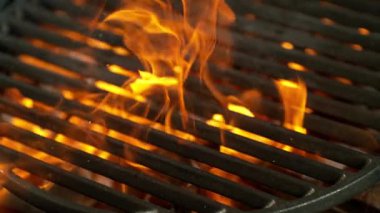 Kükreyen Alevlerle Yavaş Dökme Demir Izgara. 1000 FPS 'te Yüksek Hız Sineması Kamerası' nda çekildi. .