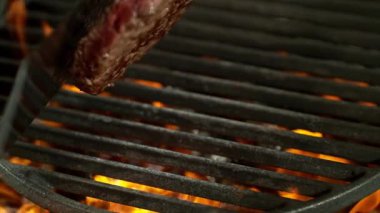 Kükreyen Alevlerle Kıymalı Bifteğin Yavaş Hareketi. 1000 FPS 'te Yüksek Hız Sineması Kamerası' nda çekildi. .