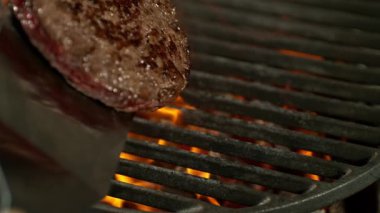 Kükreyen Alevlerle Kıymalı Bifteğin Yavaş Hareketi. 1000 FPS 'te Yüksek Hız Sineması Kamerası' nda çekildi. .