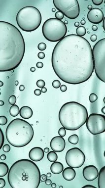 Açık Mavi Arkaplanda, Hareket Eden Jel Baloncuklarının Süper Yavaş Çekimi.