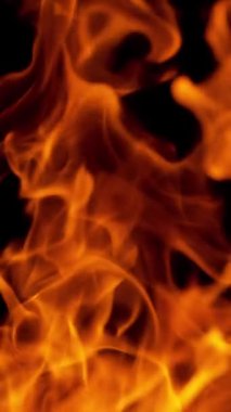 Yanan Alevlerin Süper Yavaş Çekimi Siyah Arkaplanda izole edildi. 1000 FPS 'te Yüksek Hız Sineması Kamerası' nda çekildi. .